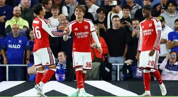 Arsenal e Liverpool avançam na Taça da Liga