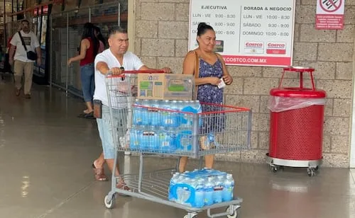 Reportan compras de pánico y largas filas en gasolineras ante llegada del huracán “Simón” a Puerto Vallarta; se esperan lluvias y fuertes vientos