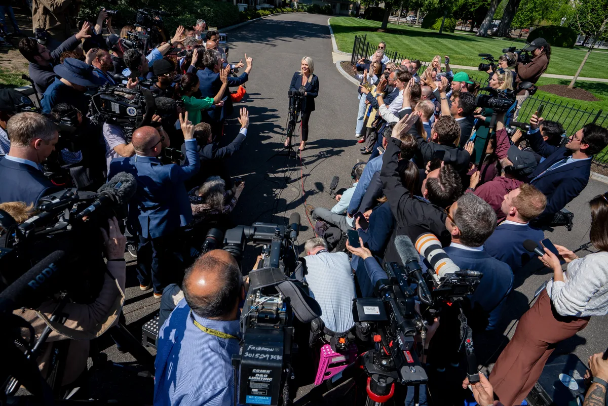 Contra los medios