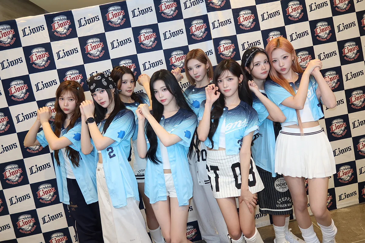 ‘시구+퍼포먼스’ 하츠투하츠, 도쿄돔서 강렬한 일본 데뷔