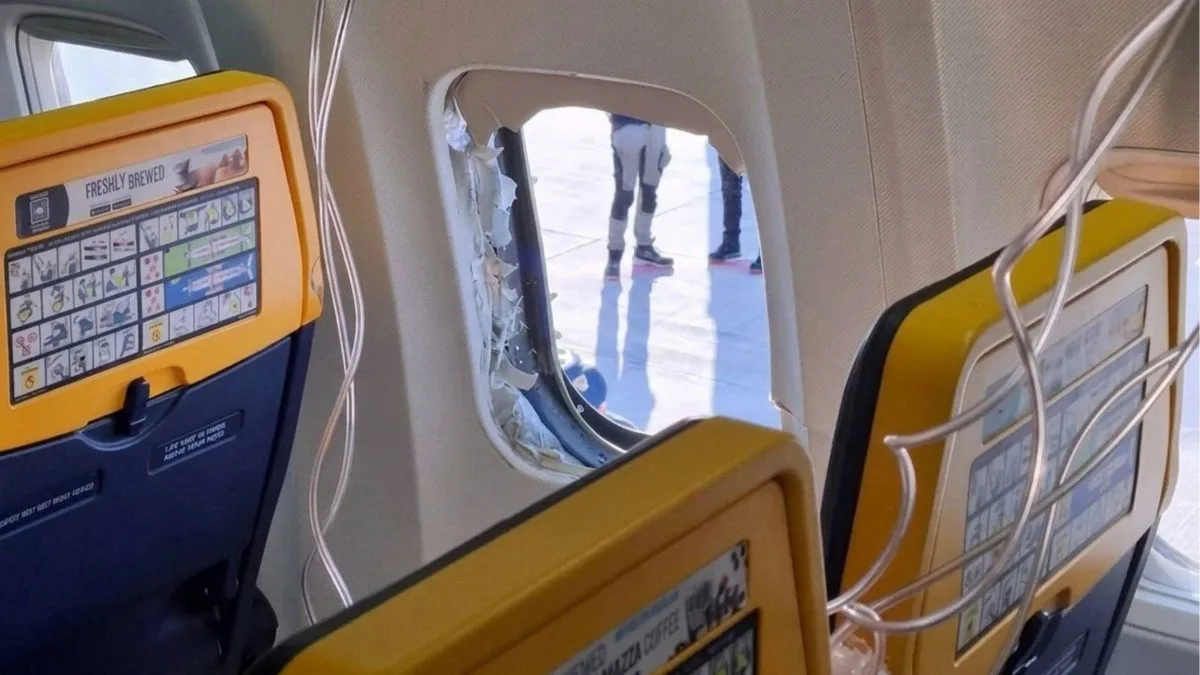 Pedaços de motor destroem janela de avião que voava a 600 km/h e passageiro é ‘sugado’ a 4.500 metros