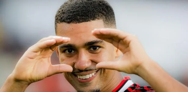 Lino joga como 'melhor do país' e leva Flamengo à liderança do Brasileirão