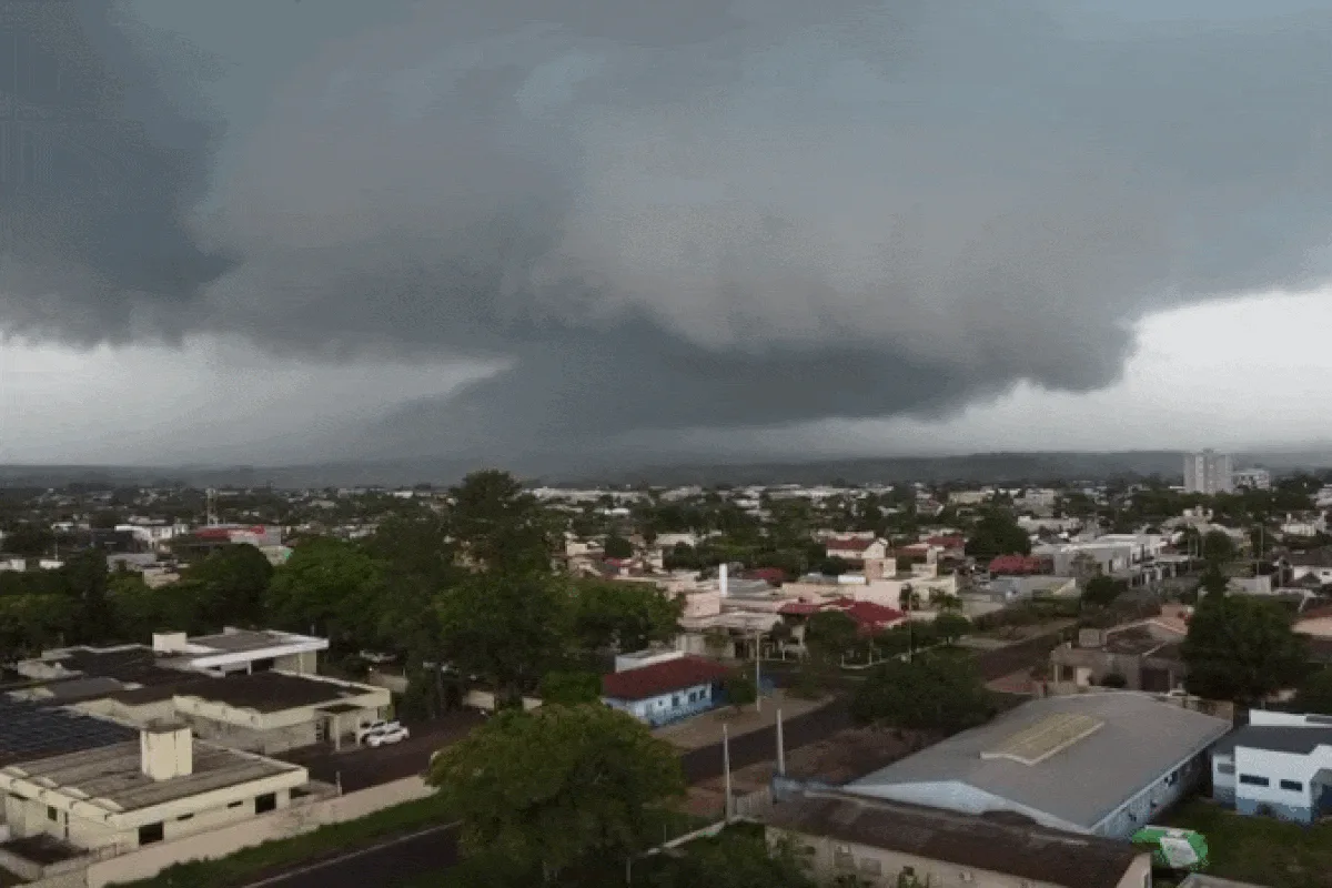 VÍDEO: nuvens gigantes formam 'paredão' no céu antes de temporal causar estragos em MS