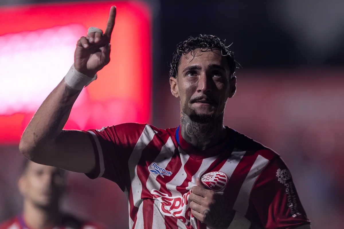 Em nova função, Derek ganha créditos no Náutico e é abraçado por técnico: "Morro com ele"