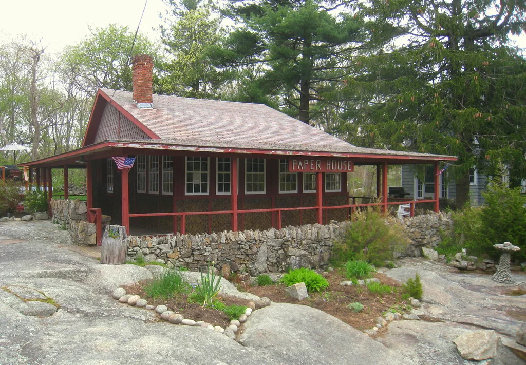 En 1922, un ingeniero de EEUU construyó una casa con más de 100.000 periódicos. 100 años después, las paredes de papel aún se conservan