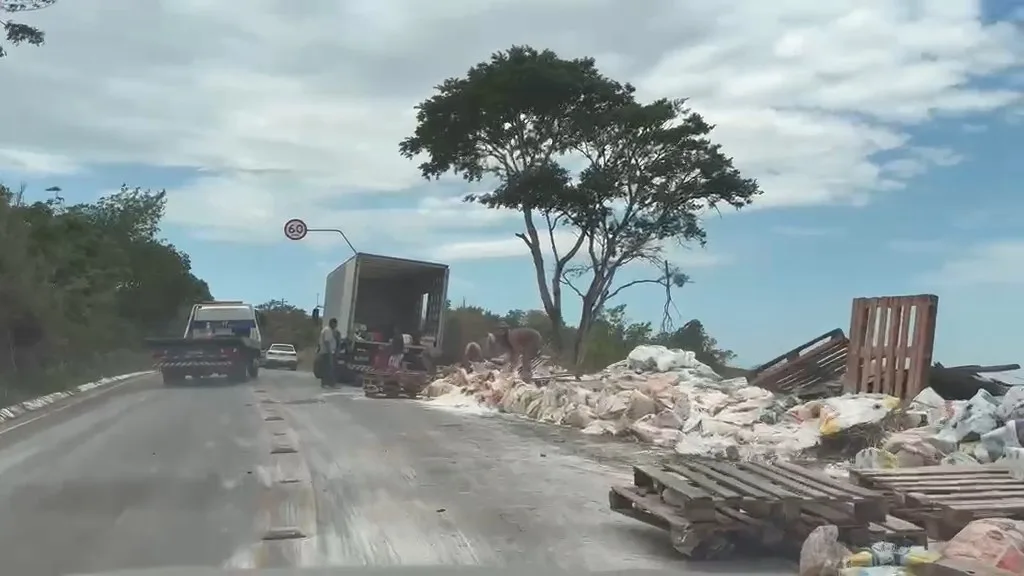 Carreta tomba e espalha mercadorias na ES 248 em Colatina