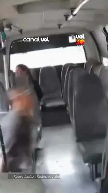 Motociclista é arremessado para dentro de ônibus após batida de moto na Colômbia