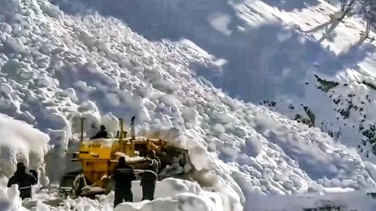 Watch: Snow-clearance work underway on Bairagarh-Sach Pass-Killar road in Chamba