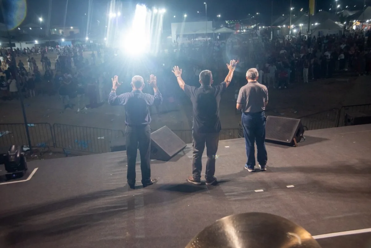 Noite de Bênçãos reúne fiéis na 2ª noite do Festival da Farinha com Eliana Amorim e Banda Catholicus