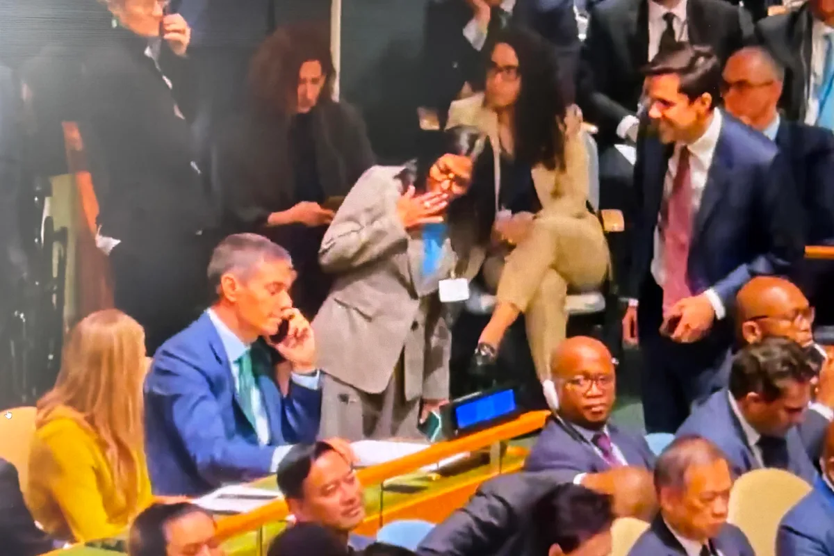 Albares, sobre el encuentro entre Sánchez y Delcy: fue un saludo "sin más"