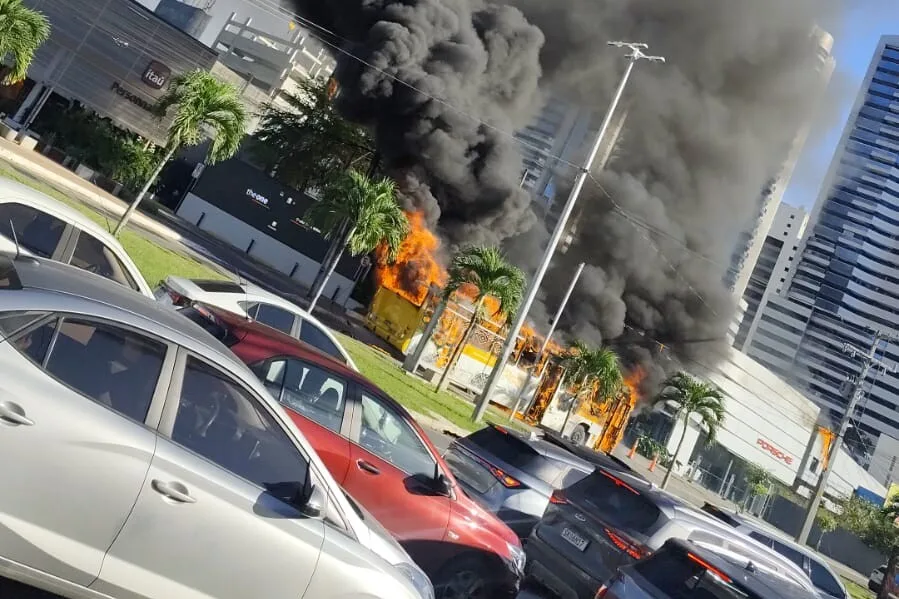 VÍDEO: ônibus pega fogo na Avenida Tancredo Neves e trava trânsito em Salvador