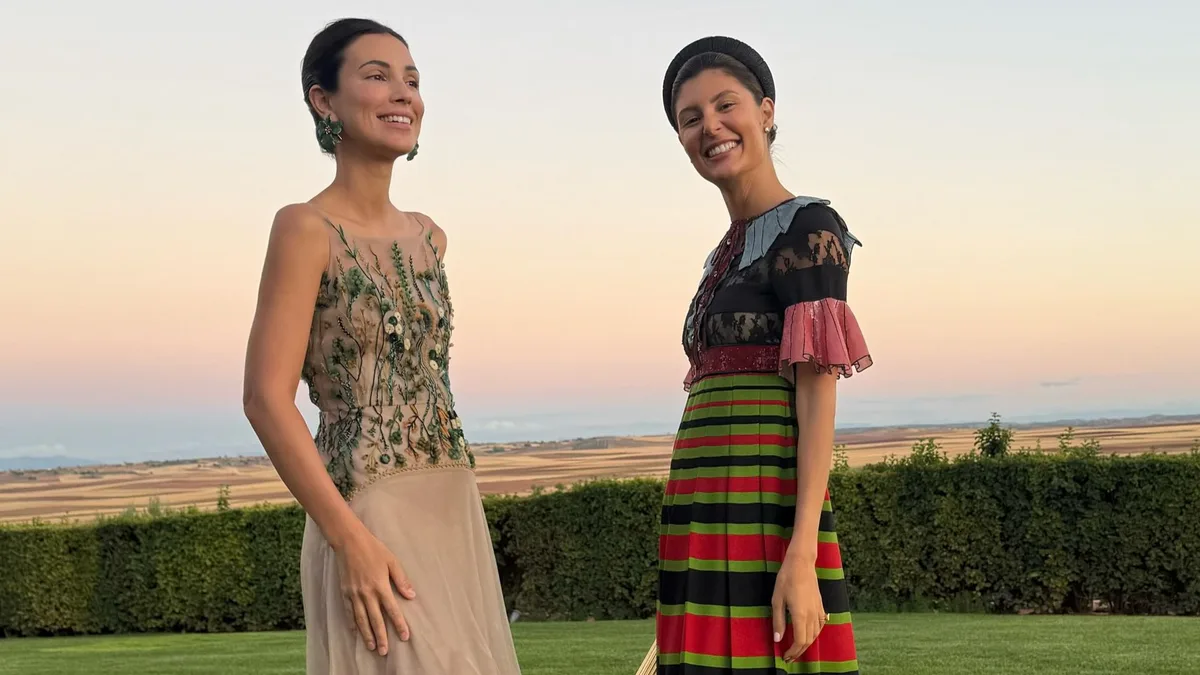 Sassa de Osma se va de escapada al campo con sus amigas aristócratas: de su vestido de gala a los looks más rurales