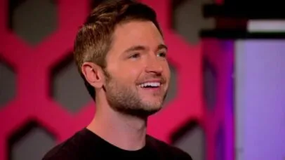 Ex-compositor, produtor musical e jurado de ‘RuPaul’s Drag Race’ morre aos 46 anos