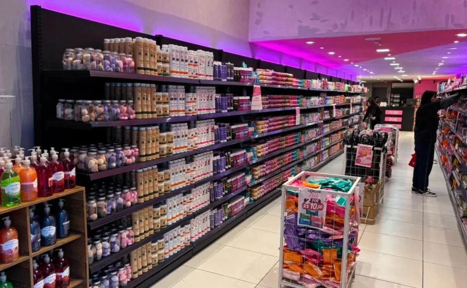 Tudo por R$ 10: nova loja de maquiagem e autocuidado chega ao Centro de Curitiba neste sábado