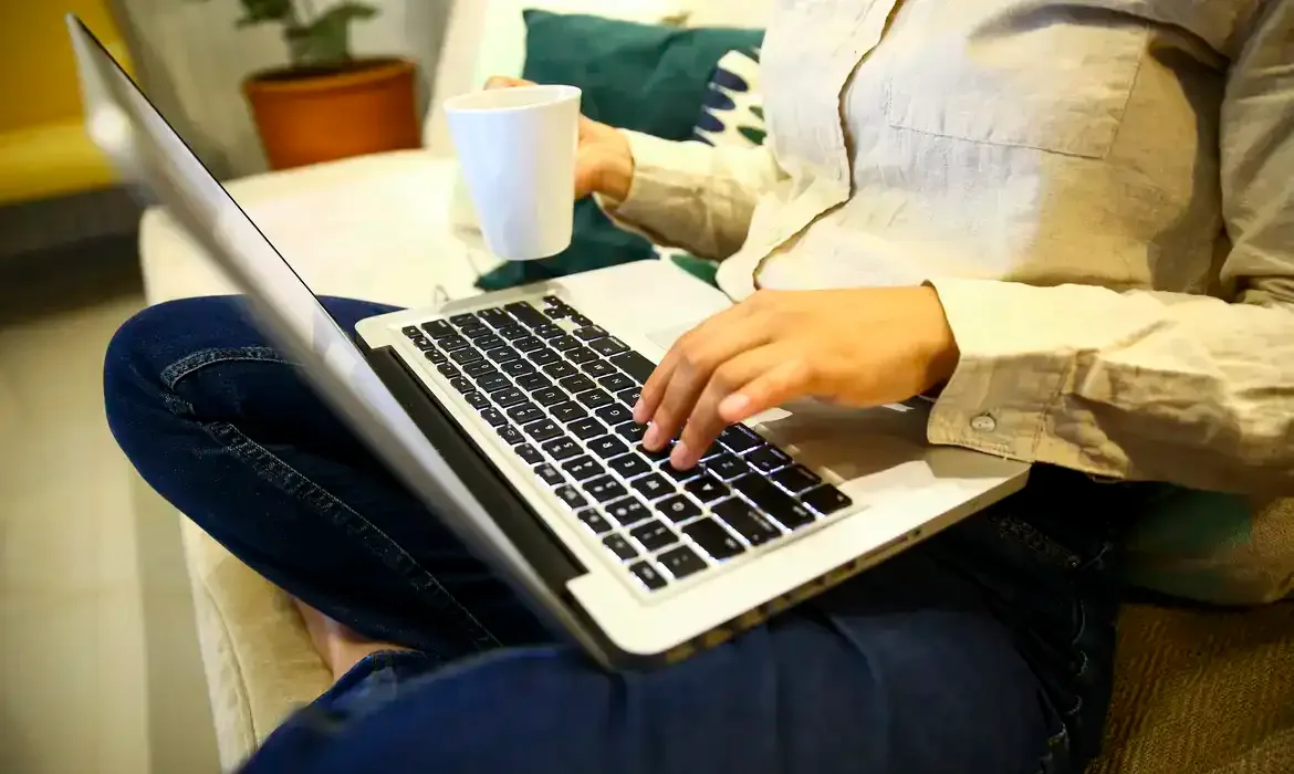 Sete em cada dez brasileiros temem comprar remédios pela internet