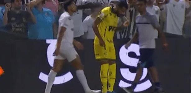 Santos diz ter identificado torcedor que cuspiu no rosto de Reinaldo