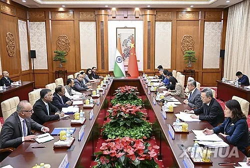 中·인도, 국경획정 전문가그룹 신설하기로…군사 핫라인도 확대