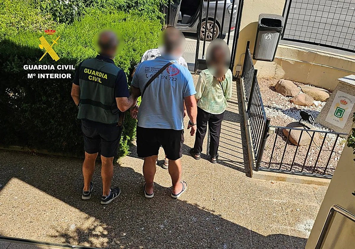 Estafadores colocan fotos suyas en la casa de una anciana adinerada para robarle toda su fortuna