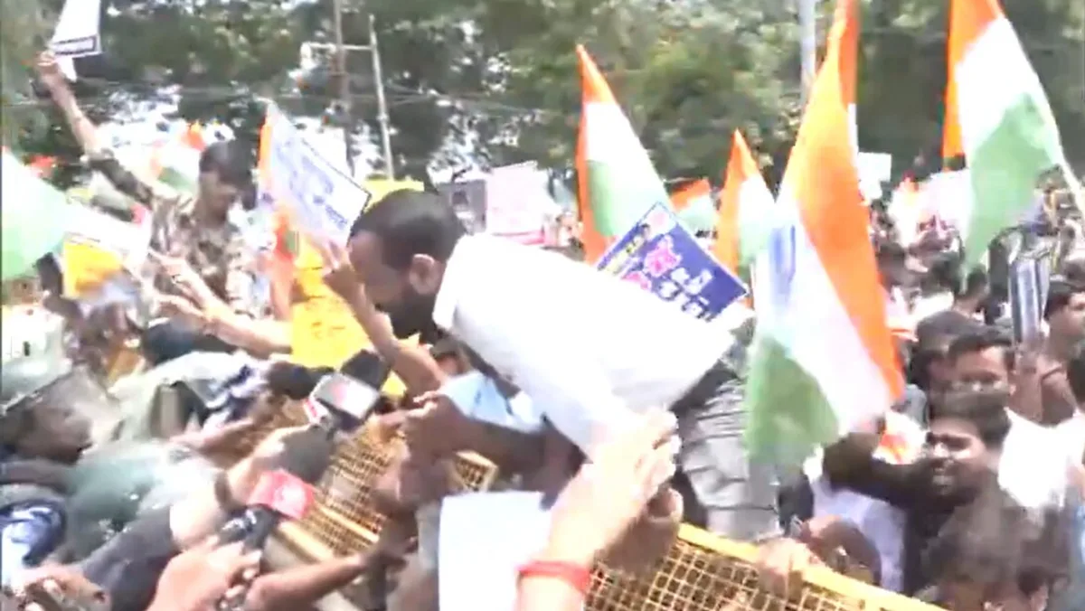 Students, cops face off in Patna during march to Raj Bhavan over Bihar civil services exam