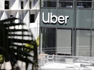 Uber condamné à verser 40 millions de dollars après qu’un chauffeur a abandonné une femme sur l’autoroute aux États-Unis