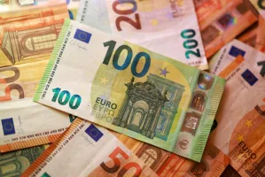 Liquidação de títulos da zona do euro dá pausa, mas petróleo continua pressionando
