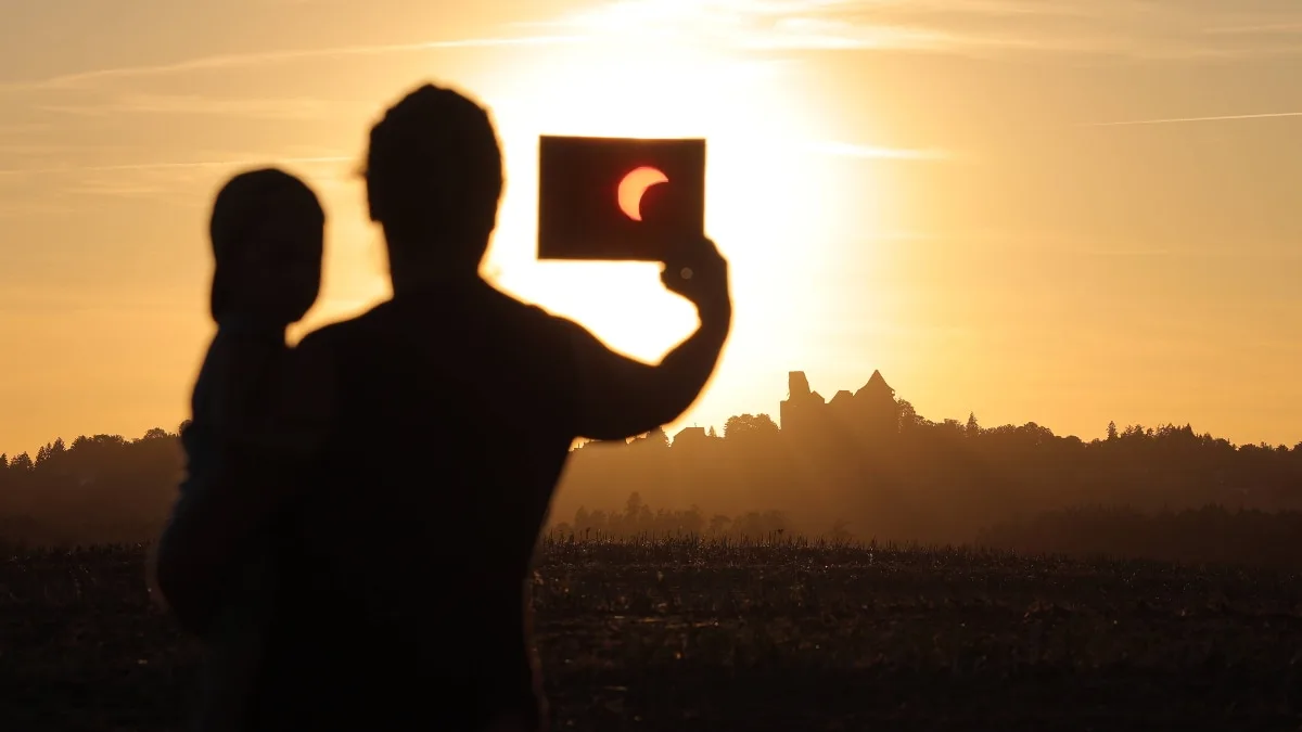 „Wer es am längsten aushält”: Mercedes (45) hat wegen Sonnenfinsternis-Spiel nur noch 10 Prozent Sehkraft