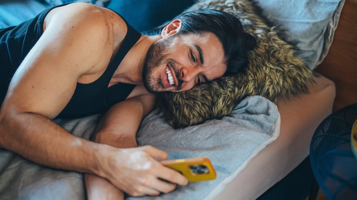 AdultFriendFinder vs. Grindr: Which is better for hooking up?