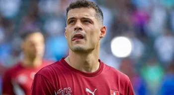 Federação suíça castiga capitão Xhaka por falsificação de certificado covid-19