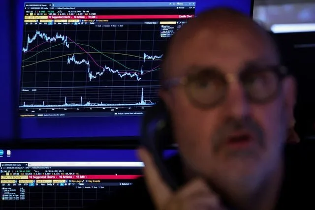 Mercados: las acciones y los bonos argentinos son negociados con alzas moderadas, mientras baja Wall Street