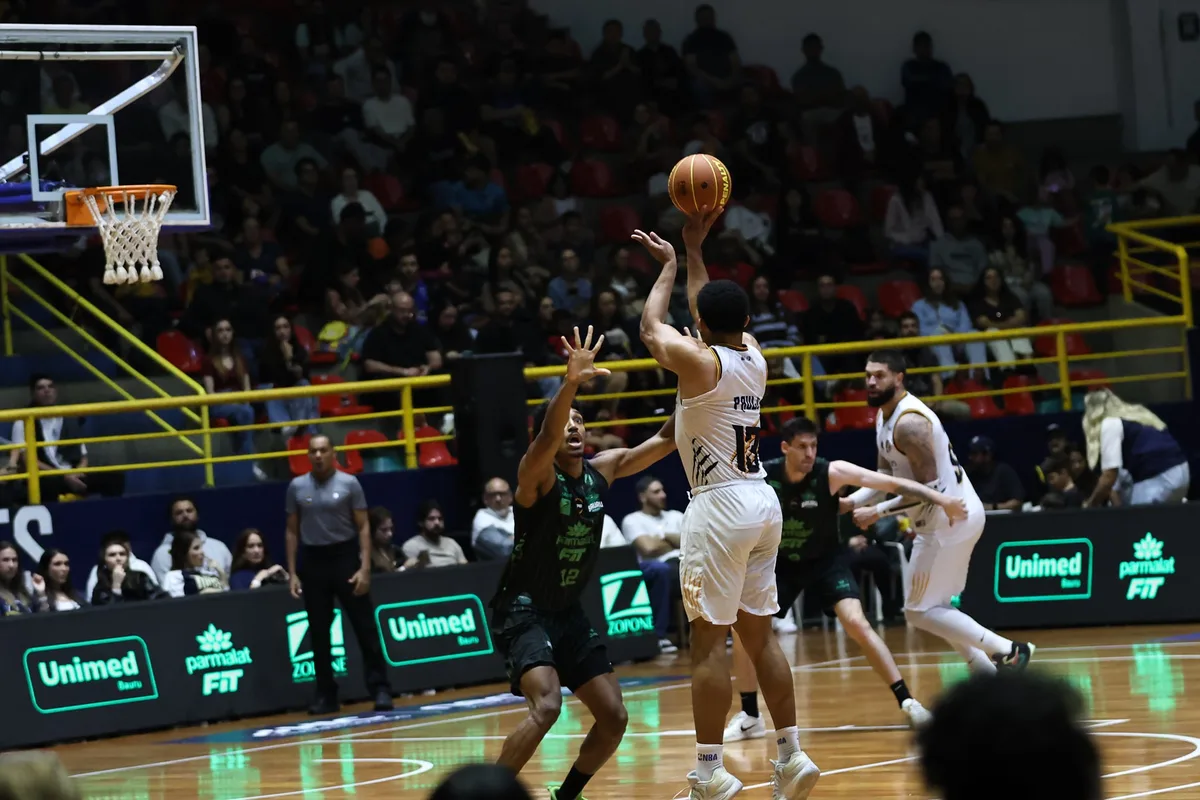 Mogi vence Bauru, segue invicto e assume a liderança do Paulista de Basquete