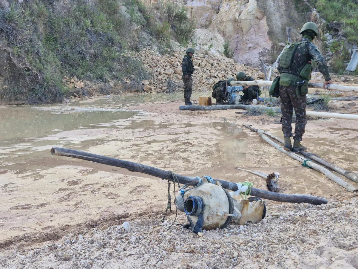 Operação apreende equipamentos de garimpo e inspeciona água da Cachoeira do Urucá, em Uiramutã
