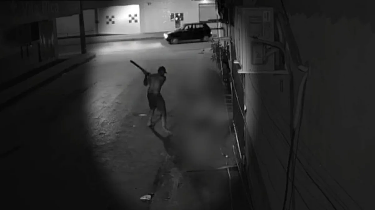 VÍDEO: Homem em situação de rua é espancado a golpes de madeira após se envolver em briga na Bahia