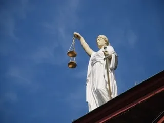Un conducteur de 26 ans condamné à quatre ans de prison pour la mort d’un enfant de 7 ans, dans le Var