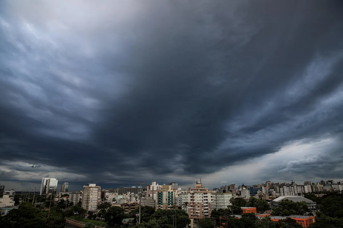Formação de ciclone extratropical é confirmada e deve levar chuva, vento forte e granizo ao RS; veja previsão