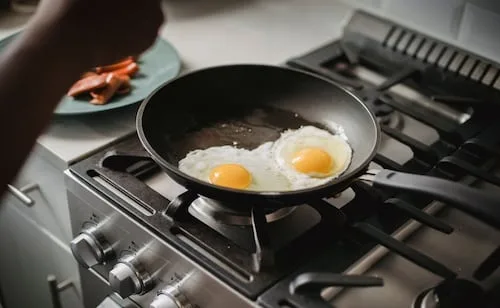 Tip de cocina; ¿qué ponerle a los huevos para que no se peguen al sartén?