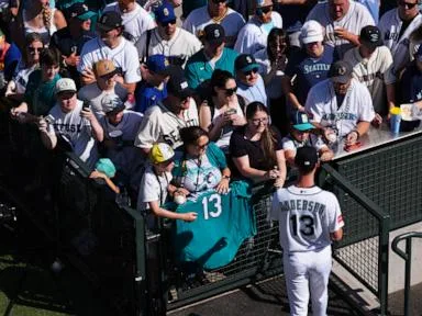Mariners’ Kade Anderson signs autographs, takes it all in before impressing in big league debut
