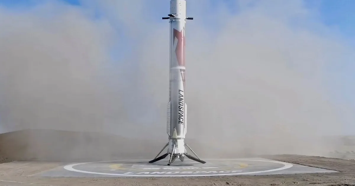 China logra la proeza espacial de aterrizar un cohete en reversa: el video