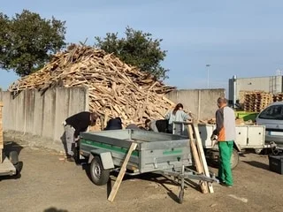 « Des personnes repartent avec de gros chargements » : cette association propose gratuitement du bois de chauffage