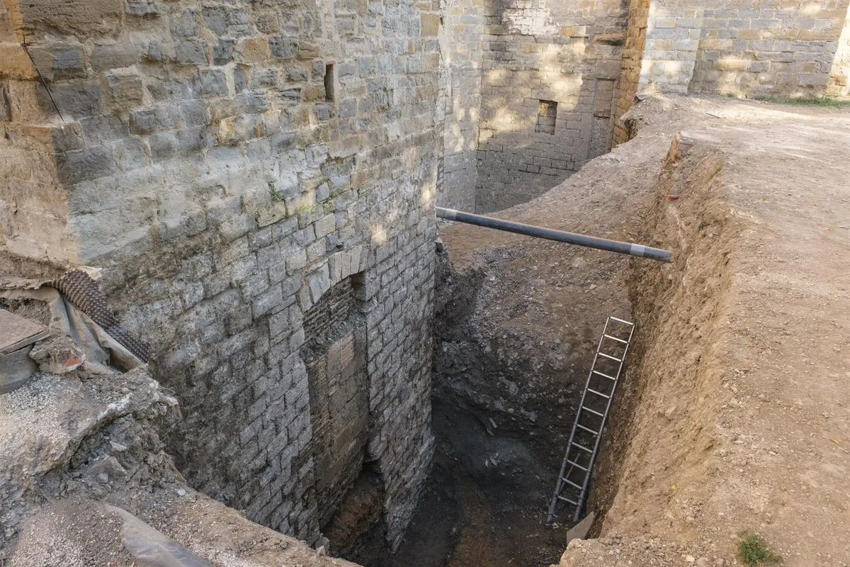 Hallan otra puerta de los Canónigos y una moneda islámica en las excavaciones del entorno de la Catedral de Pamplona