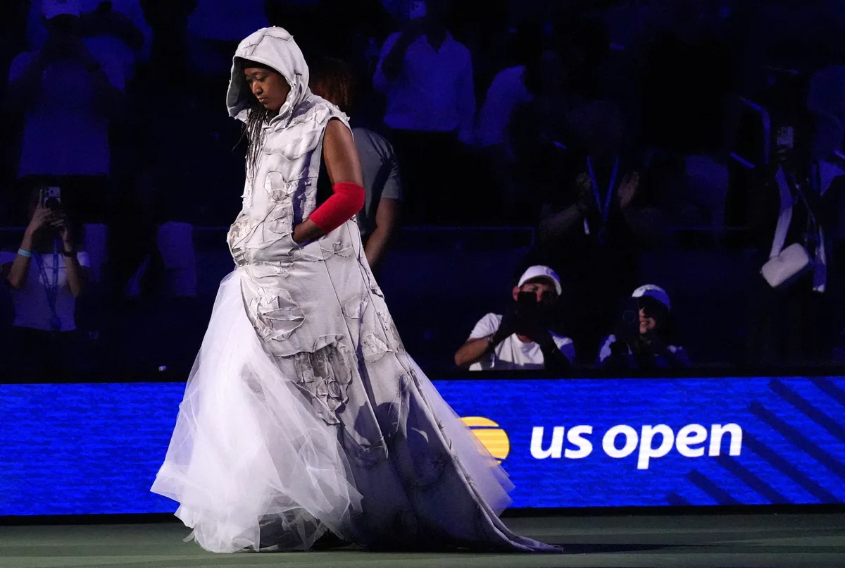 Naomi Osaka ousa mais uma vez em visual no US Open e homenageia ex-astro da NBA; veja looks