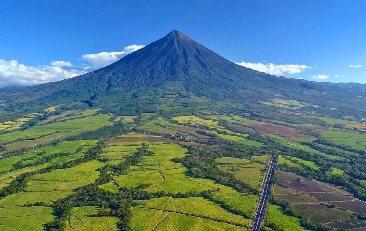 La iniciativa plantea declarar al Volcán de Agua una reserva natural para conservar sus bosques en Guatemala