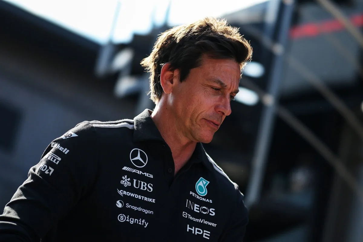 F1 - Wolff afirma que Verstappen "segue na família" Mercedes após renovação com Red Bull
