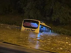 Straßen vielerorts überflutet: Starkregen setzt Istanbul unter Wasser