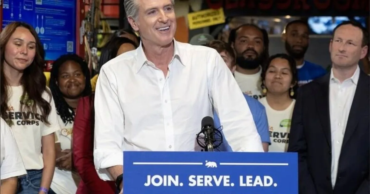 Con la subida del salario mínimo en 2027, Gavin Newsom dice que California da “prioridad a familias trabajadoras”