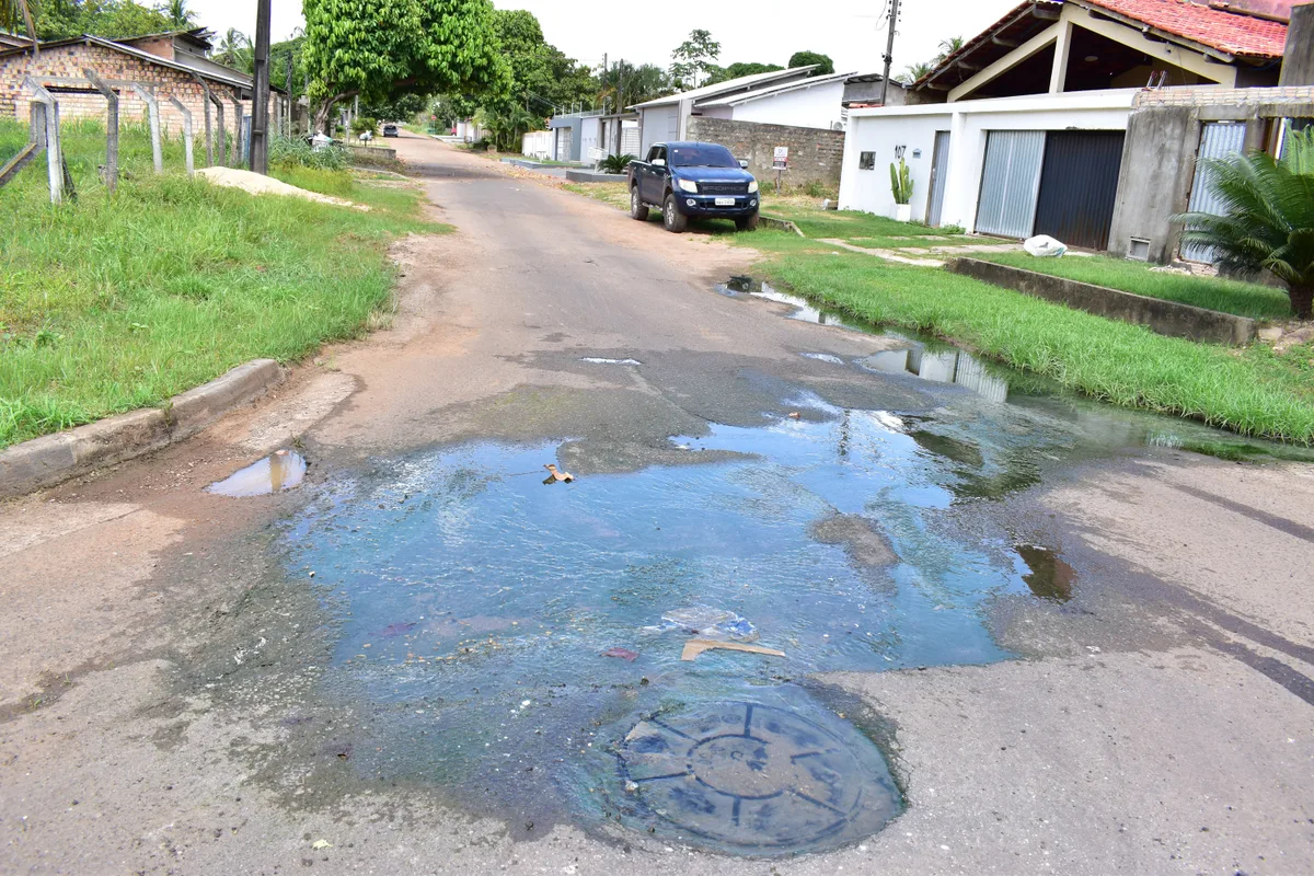 Problemas com o esgoto transbordando no bairro Paraviana persistem dois meses após primeira denúncia