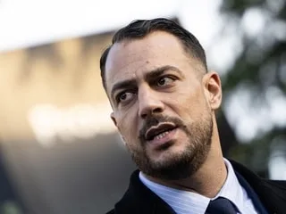 Le député insoumis Sébastien Delogu est sorti de garde à vue et est convoqué pour outrage