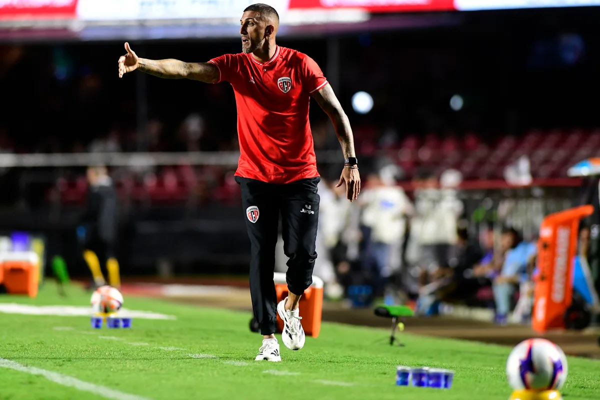 Rafael Marques se pronuncia sobre fim do primeiro trabalho como técnico: "Precisando de um tempo"