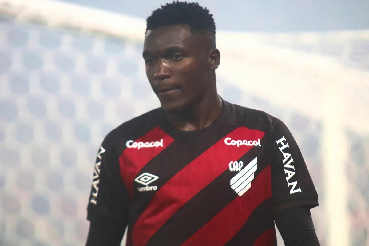Artilheiro do Brasileirão, Viveros é alvo de racismo nas redes sociais após Athletiba