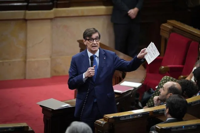 La mayoría del Parlament acepta reunirse con Illa para abordar la crisis educativa, pero avisa: "No participaremos de su propaganda"