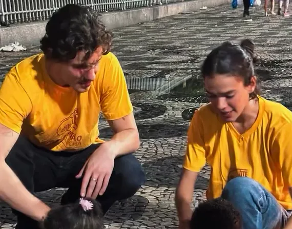 Bruna Marquezine e Shawn Mendes distribuem quentinhas nas ruas; entenda